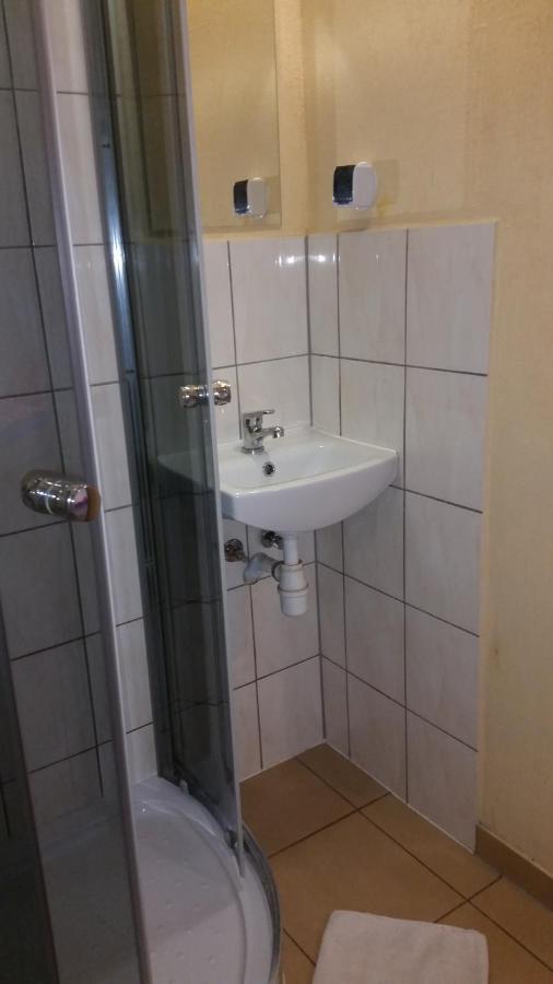Pokoje Goscinne "U Karola" Pracownicze Ścinawa Exterior foto